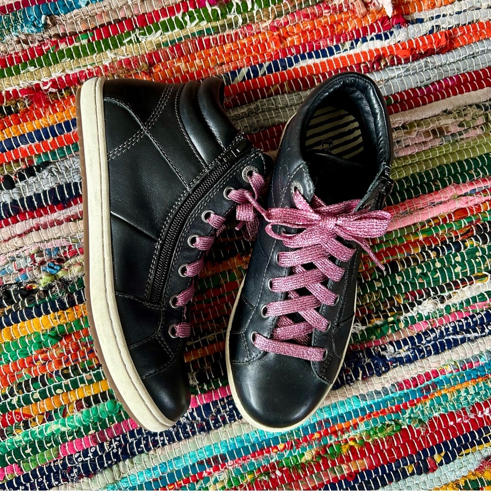 Taos Union Black Leather High Top Womens Sneakers with Metallic Pink Laces 7